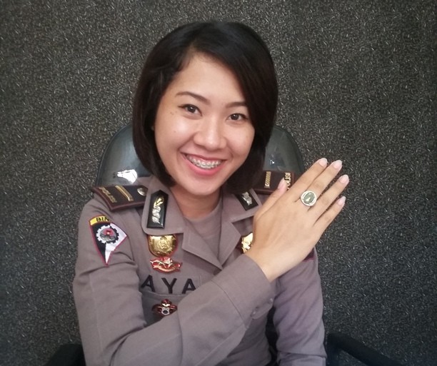 IPDA Agustina Wijayanty, S.IK memperlihatkan batu giok sojol miliknya.